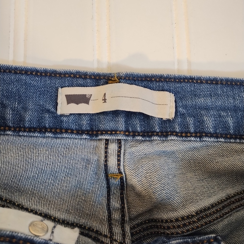 Levis Womens 4 Blue Denim Cuffed Capri Jeans Medium Wash Stretch Cropped Beach - Picture 3 of 6